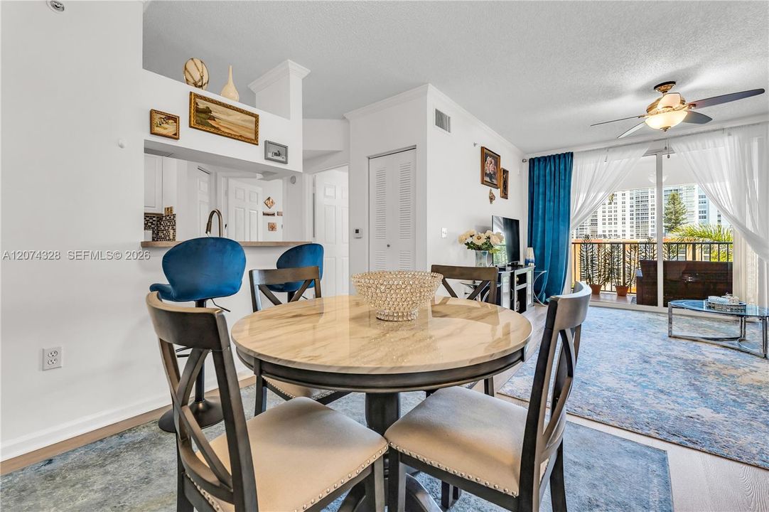 For Sale: $389,900 (1 beds, 1 baths, 715 Square Feet)