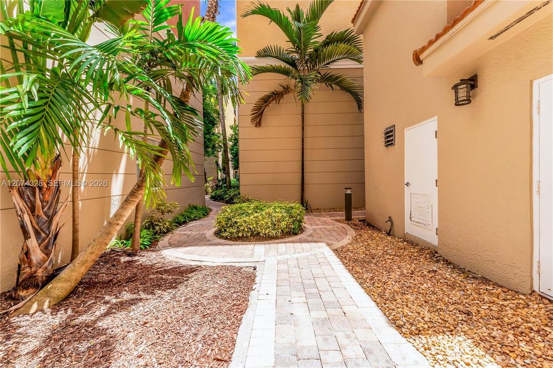 For Sale: $389,900 (1 beds, 1 baths, 715 Square Feet)