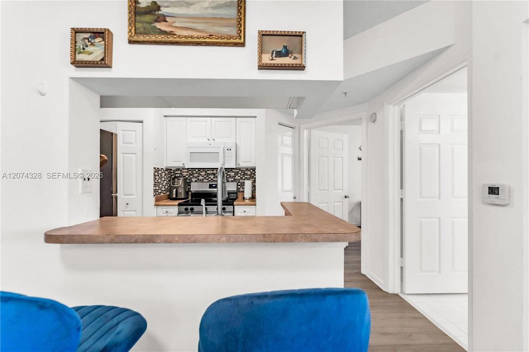 For Sale: $389,900 (1 beds, 1 baths, 715 Square Feet)