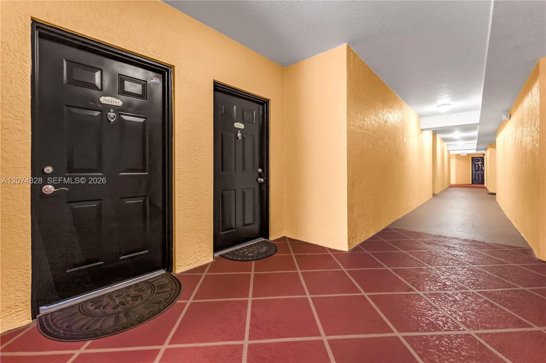 For Sale: $389,900 (1 beds, 1 baths, 715 Square Feet)