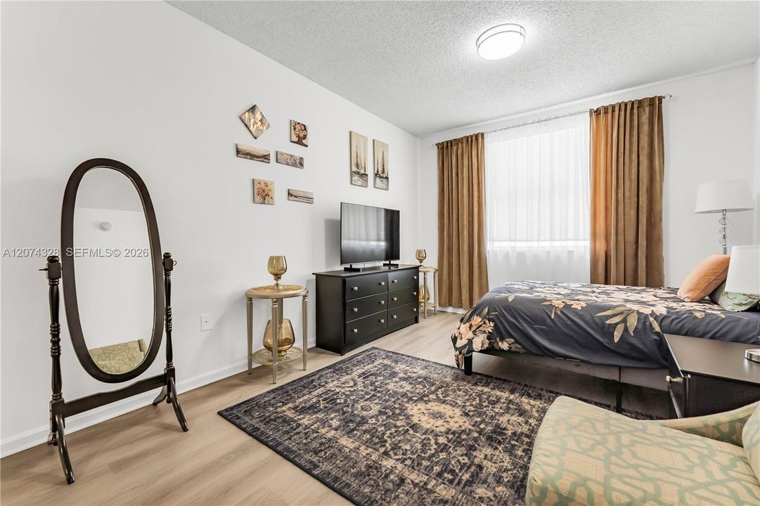For Sale: $389,900 (1 beds, 1 baths, 715 Square Feet)
