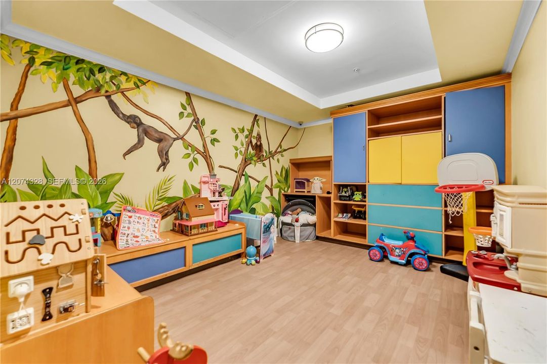 For Sale: $389,900 (1 beds, 1 baths, 715 Square Feet)
