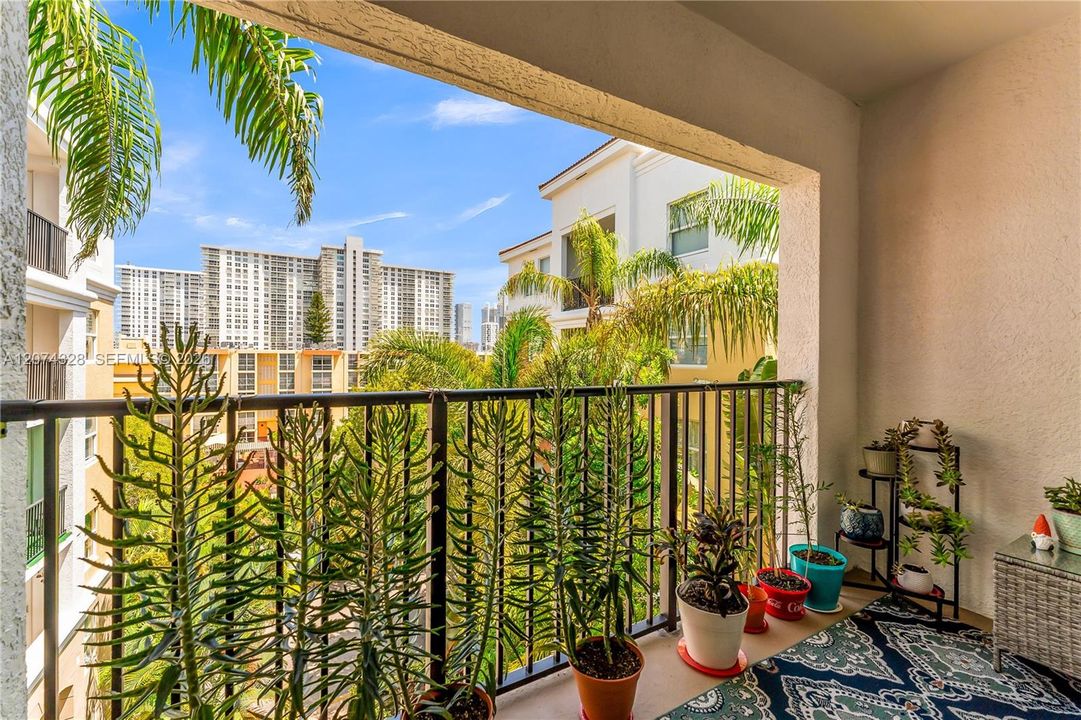 For Sale: $389,900 (1 beds, 1 baths, 715 Square Feet)