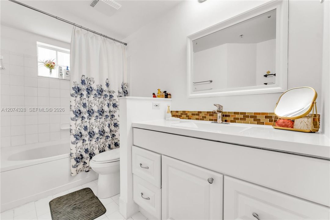 For Sale: $389,900 (1 beds, 1 baths, 715 Square Feet)