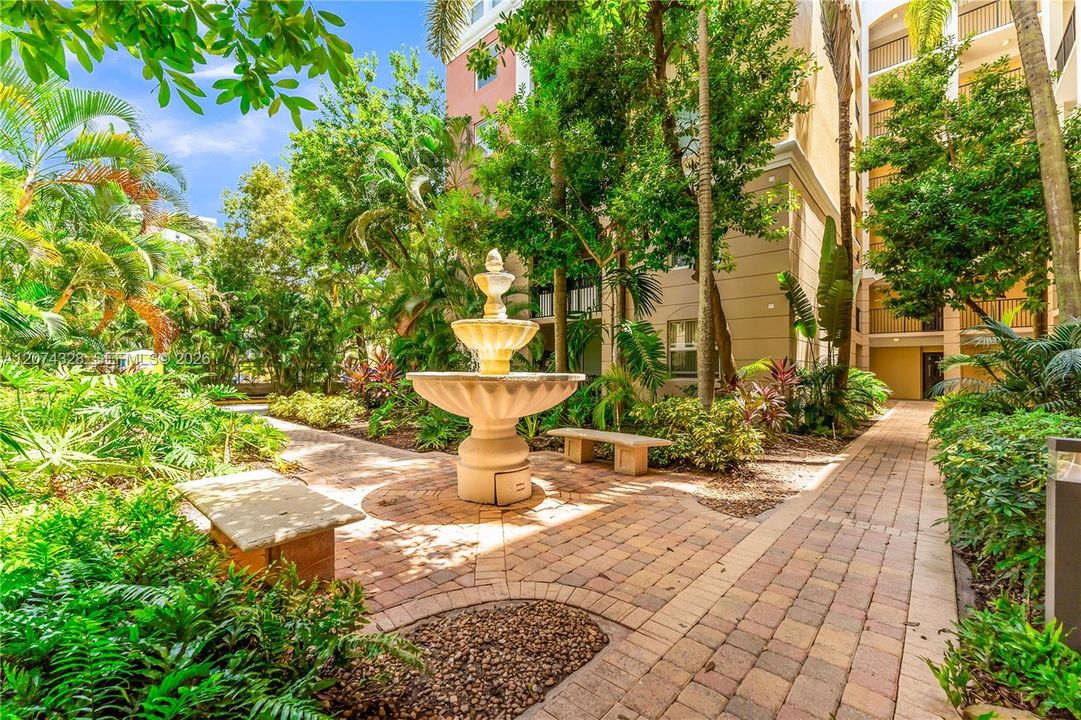 For Sale: $389,900 (1 beds, 1 baths, 715 Square Feet)