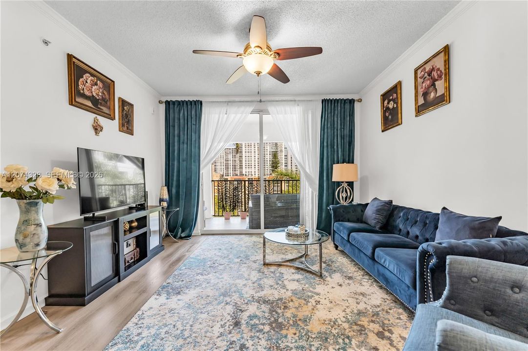 For Sale: $389,900 (1 beds, 1 baths, 715 Square Feet)