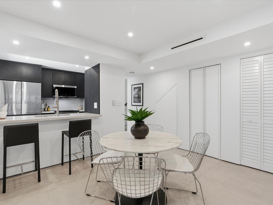 На продажу: $995,000 (2 спален, 2 ванн, 1047 Квадратных фут)