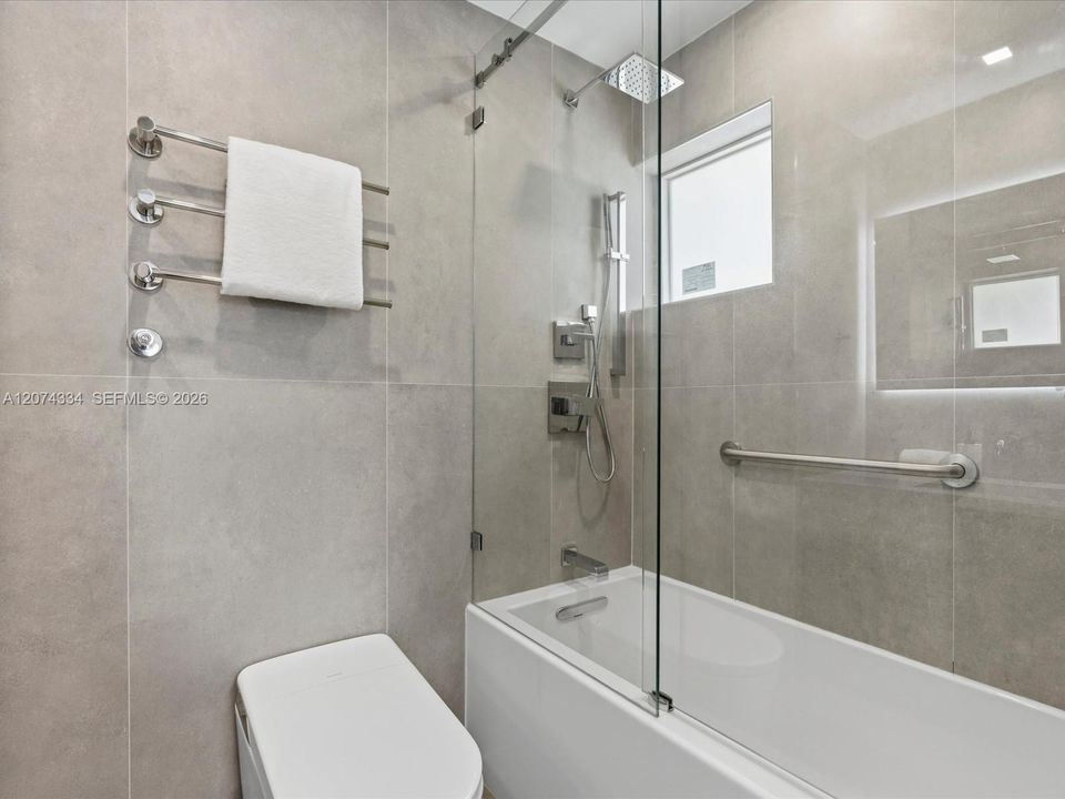 На продажу: $995,000 (2 спален, 2 ванн, 1047 Квадратных фут)