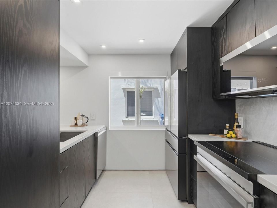 На продажу: $995,000 (2 спален, 2 ванн, 1047 Квадратных фут)