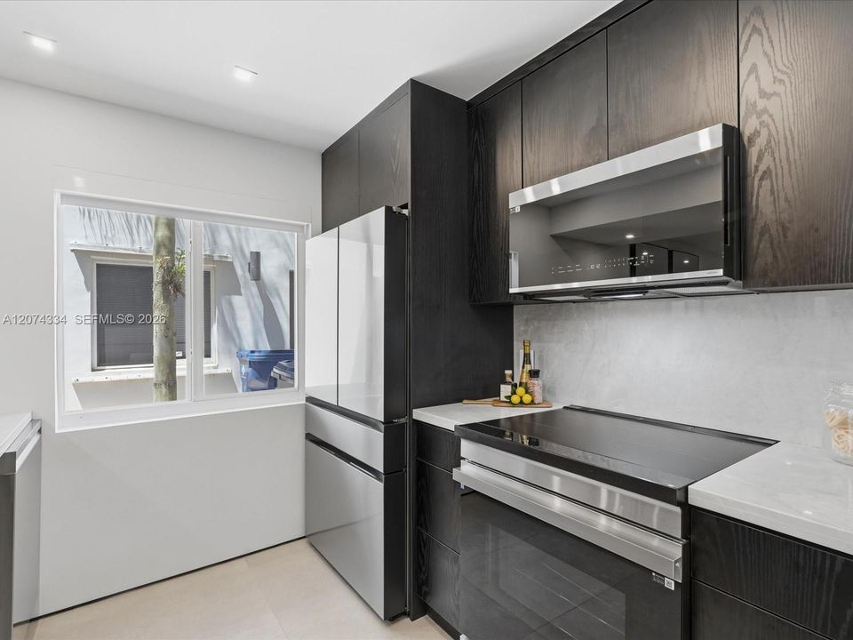 На продажу: $995,000 (2 спален, 2 ванн, 1047 Квадратных фут)