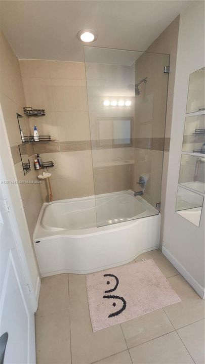 For Rent: $2,950 (2 beds, 1 baths, 821 Square Feet)