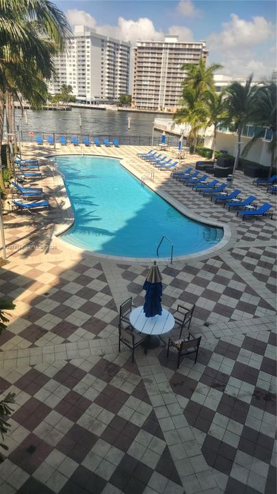 For Rent: $2,950 (2 beds, 1 baths, 821 Square Feet)