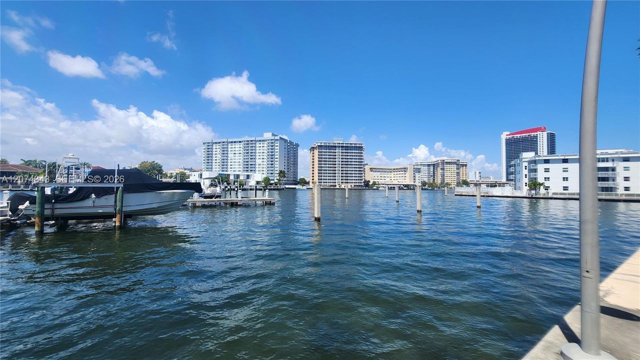 For Rent: $2,950 (2 beds, 1 baths, 821 Square Feet)