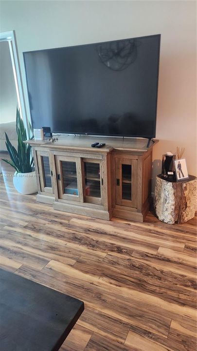 For Rent: $2,950 (2 beds, 1 baths, 821 Square Feet)