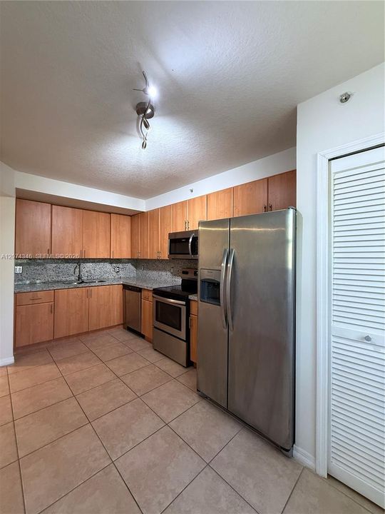 For Rent: $2,300 (2 beds, 2 baths, 809 Square Feet)