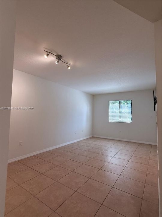 For Rent: $2,300 (2 beds, 2 baths, 809 Square Feet)