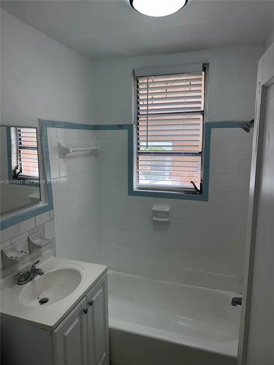 For Rent: $1,300 (1 beds, 1 baths, 450 Square Feet)