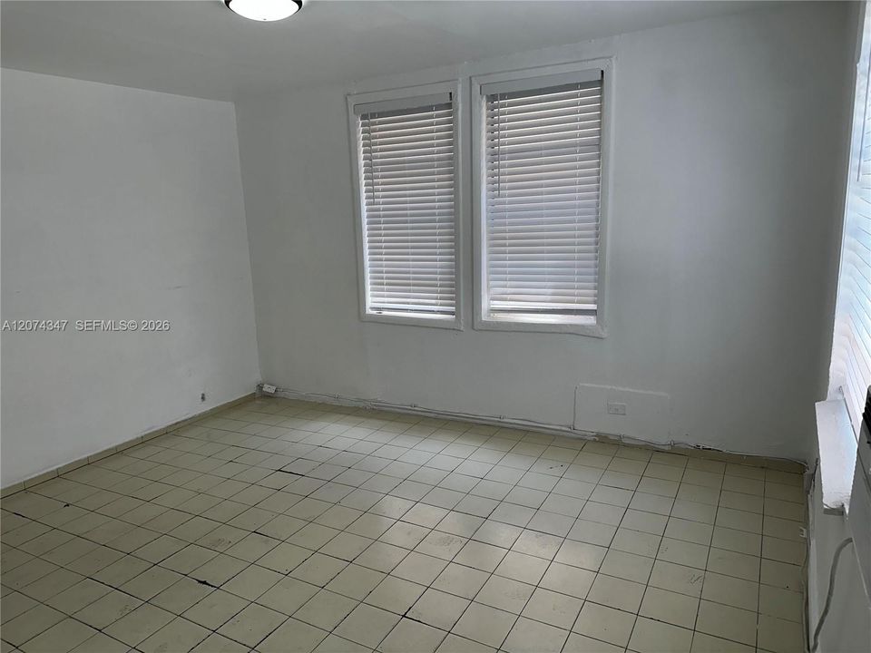 For Rent: $1,300 (1 beds, 1 baths, 450 Square Feet)