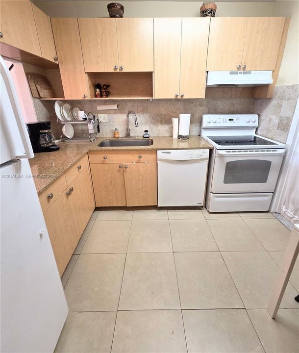 For Rent: $1,700 (1 beds, 1 baths, 744 Square Feet)