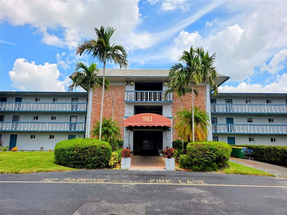 For Rent: $1,700 (1 beds, 1 baths, 744 Square Feet)