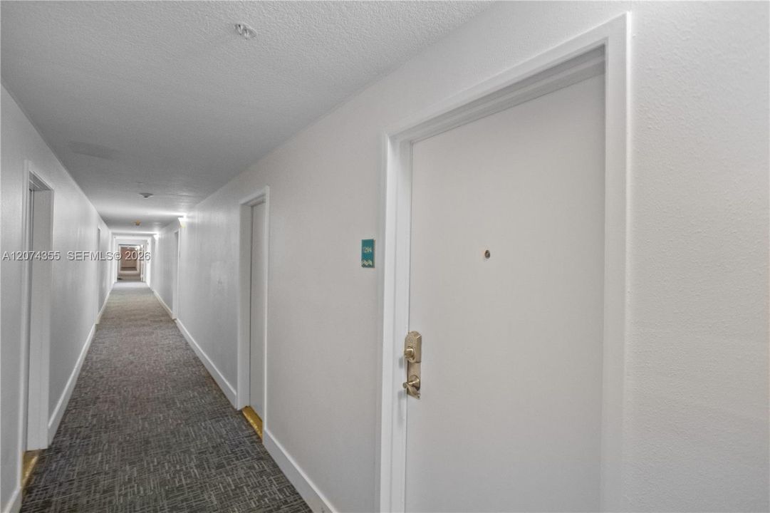 For Sale: $425,000 (2 beds, 2 baths, 904 Square Feet)