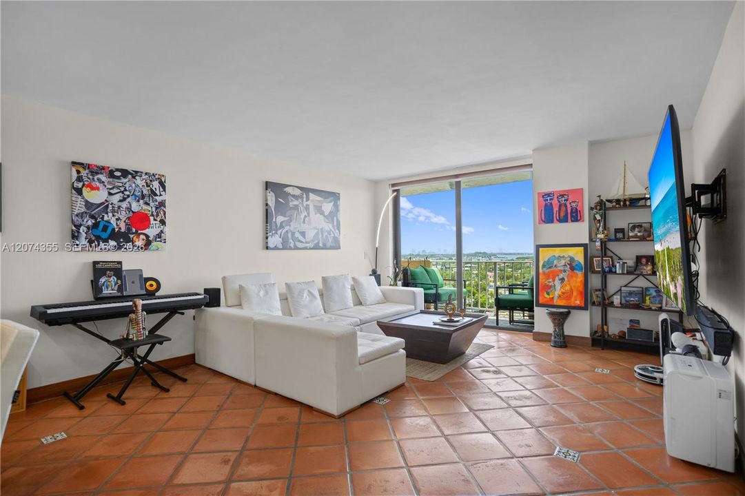 For Sale: $425,000 (2 beds, 2 baths, 904 Square Feet)
