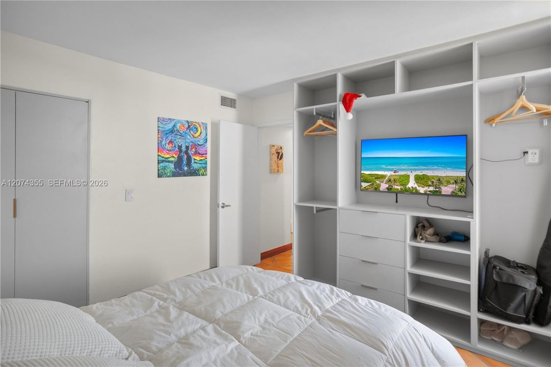 For Sale: $425,000 (2 beds, 2 baths, 904 Square Feet)