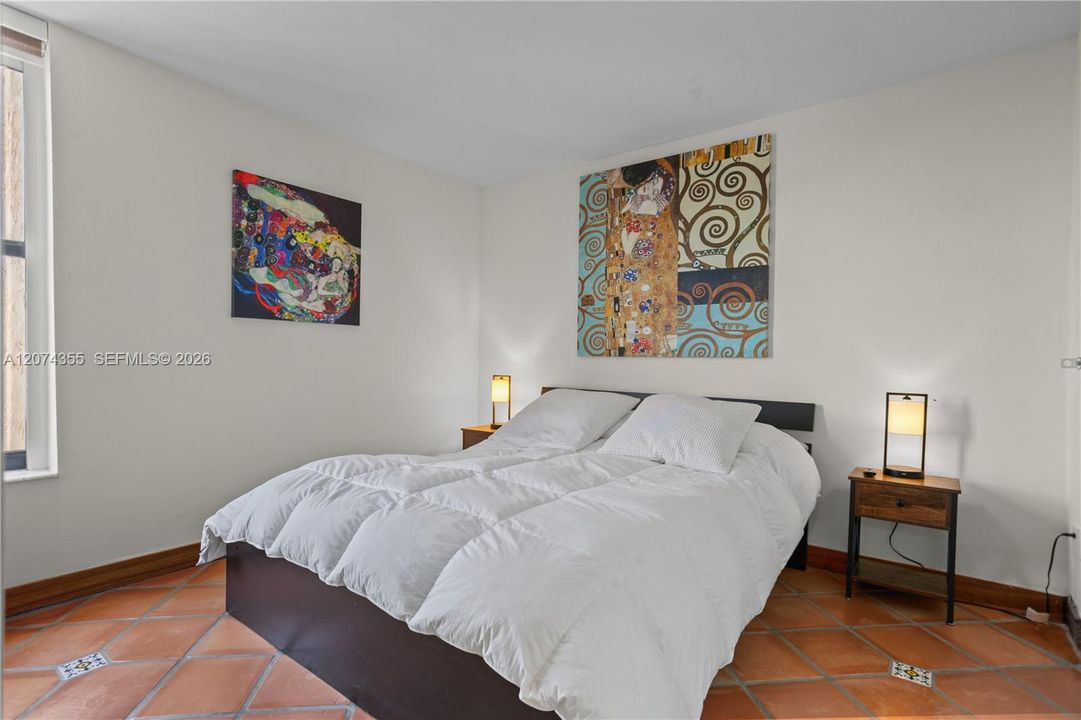 For Sale: $425,000 (2 beds, 2 baths, 904 Square Feet)