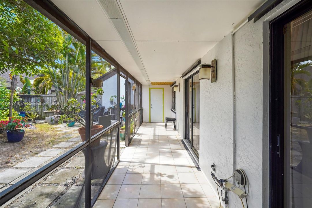 For Sale: $470,000 (2 beds, 2 baths, 915 Square Feet)