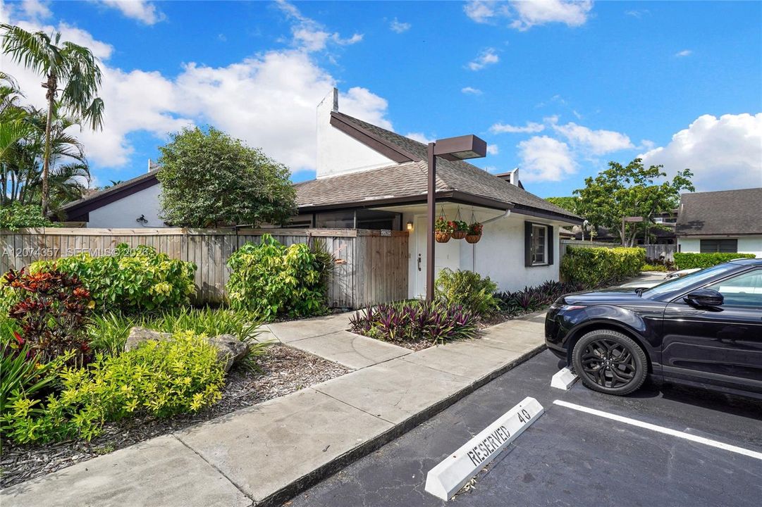 For Sale: $470,000 (2 beds, 2 baths, 915 Square Feet)