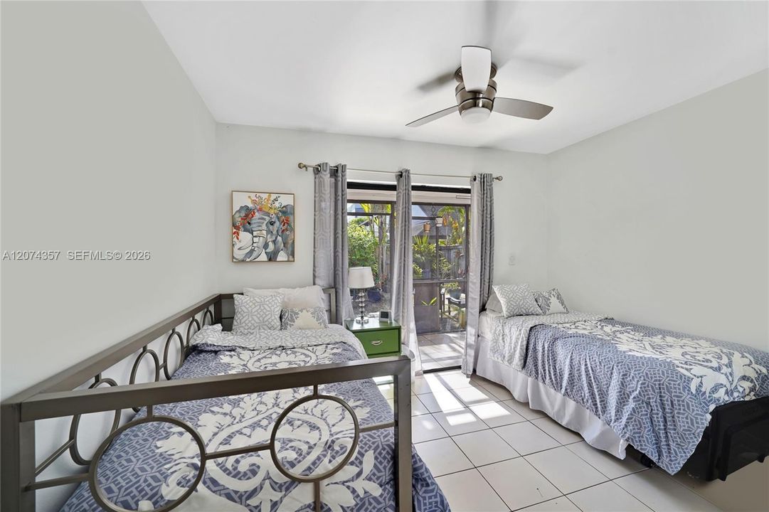 For Sale: $470,000 (2 beds, 2 baths, 915 Square Feet)