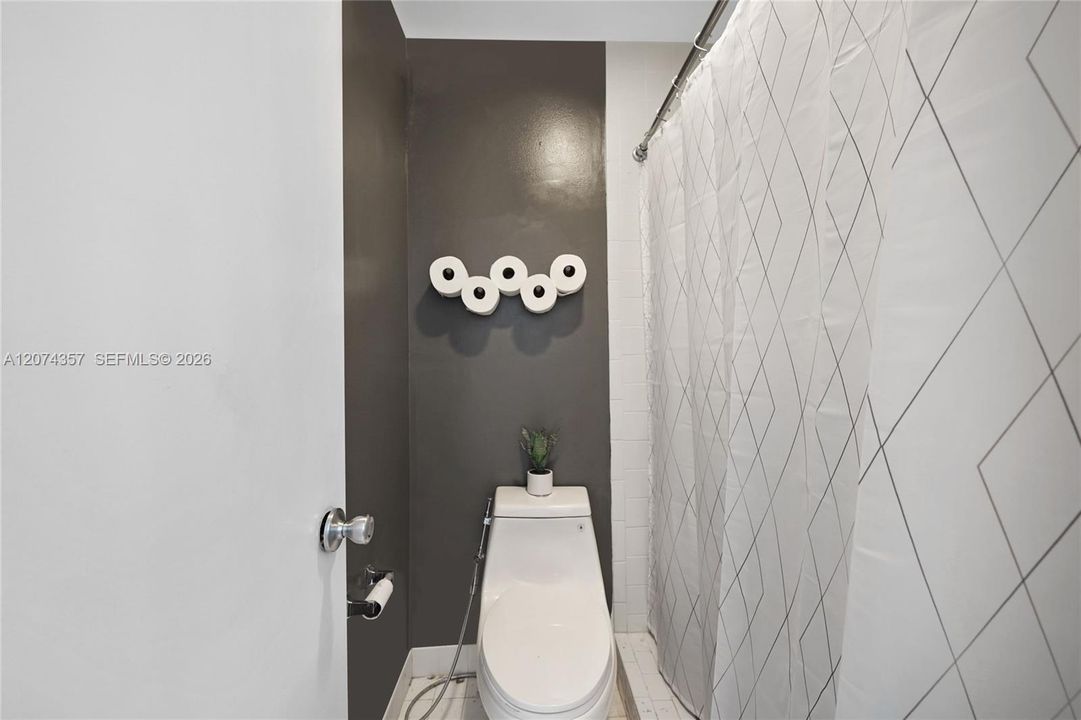 For Sale: $470,000 (2 beds, 2 baths, 915 Square Feet)