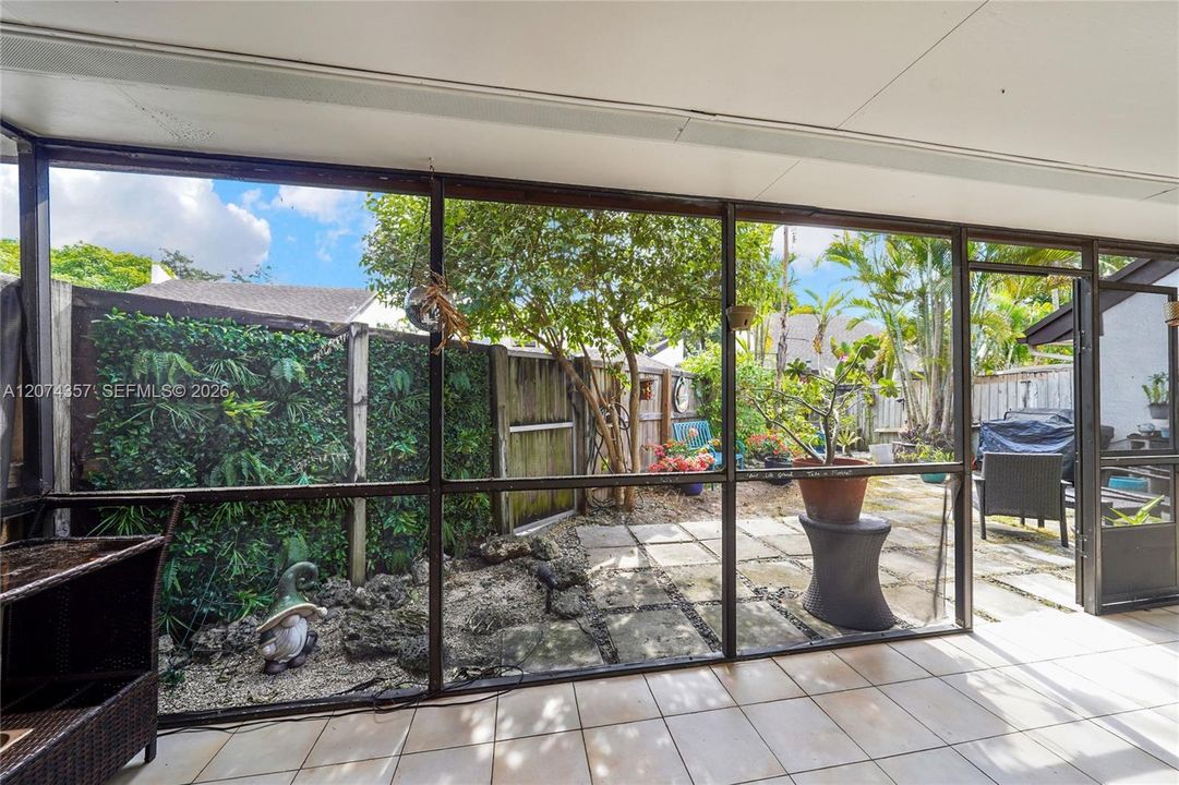 For Sale: $470,000 (2 beds, 2 baths, 915 Square Feet)