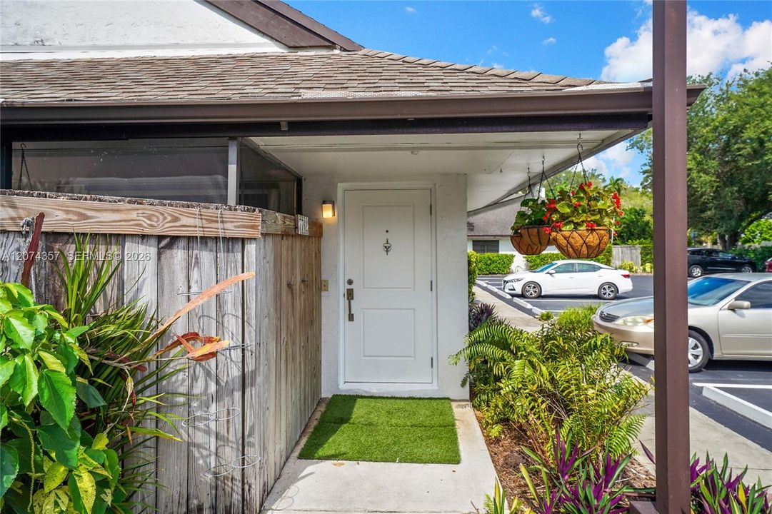 For Sale: $470,000 (2 beds, 2 baths, 915 Square Feet)