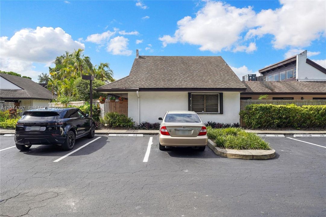 For Sale: $470,000 (2 beds, 2 baths, 915 Square Feet)