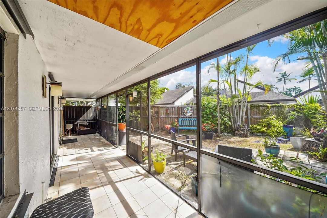 For Sale: $470,000 (2 beds, 2 baths, 915 Square Feet)