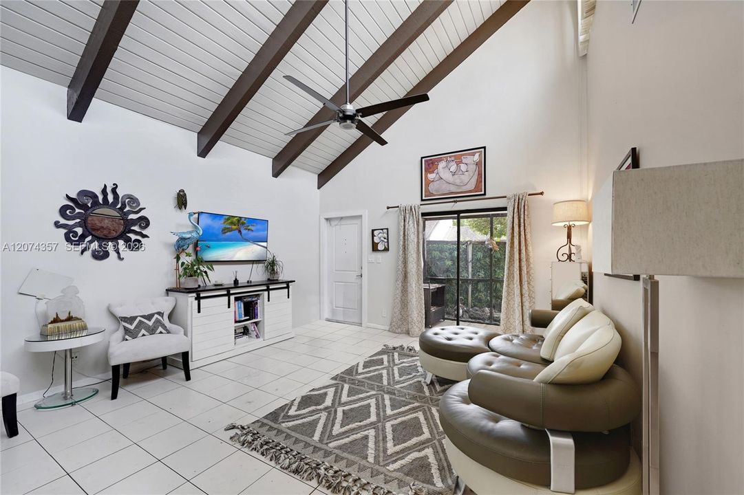For Sale: $470,000 (2 beds, 2 baths, 915 Square Feet)