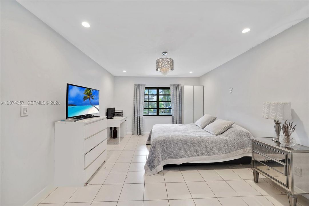 For Sale: $470,000 (2 beds, 2 baths, 915 Square Feet)