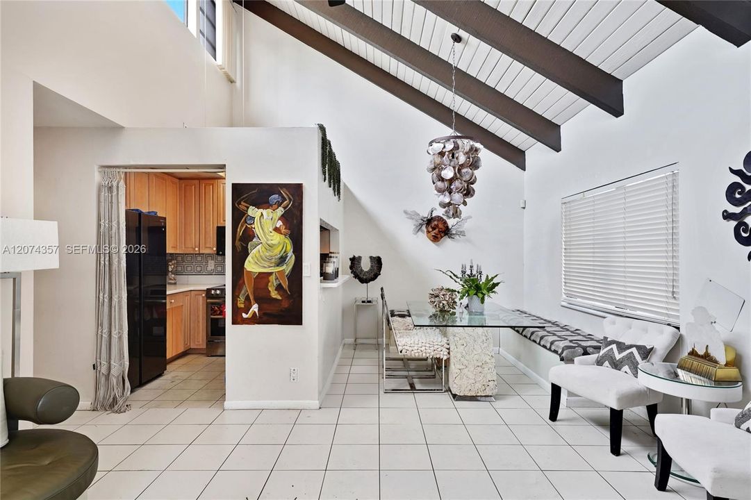 For Sale: $470,000 (2 beds, 2 baths, 915 Square Feet)