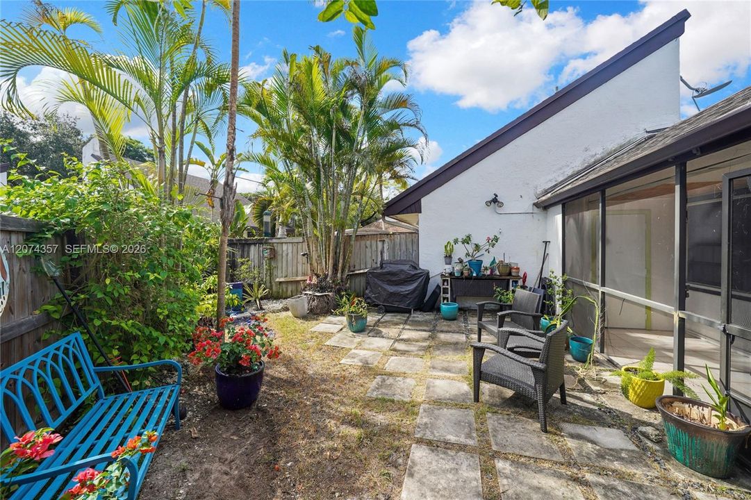 For Sale: $470,000 (2 beds, 2 baths, 915 Square Feet)