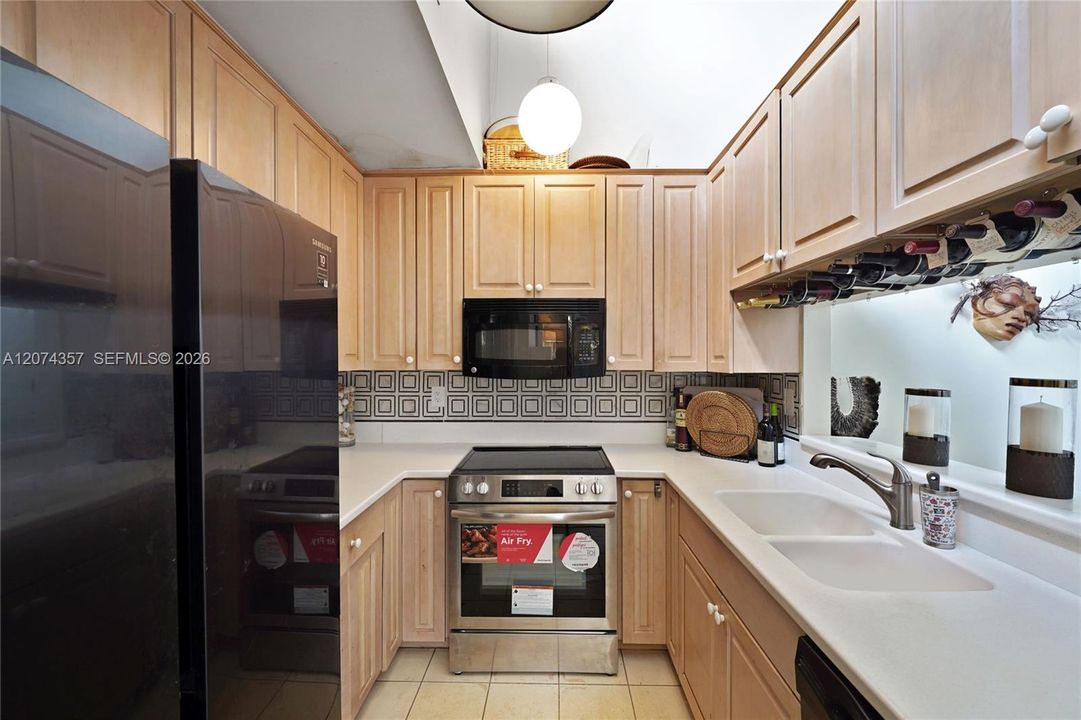 For Sale: $470,000 (2 beds, 2 baths, 915 Square Feet)
