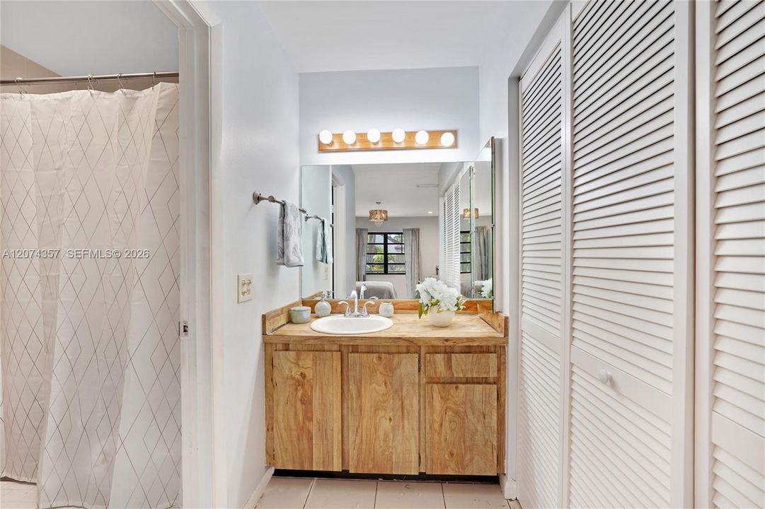 For Sale: $470,000 (2 beds, 2 baths, 915 Square Feet)