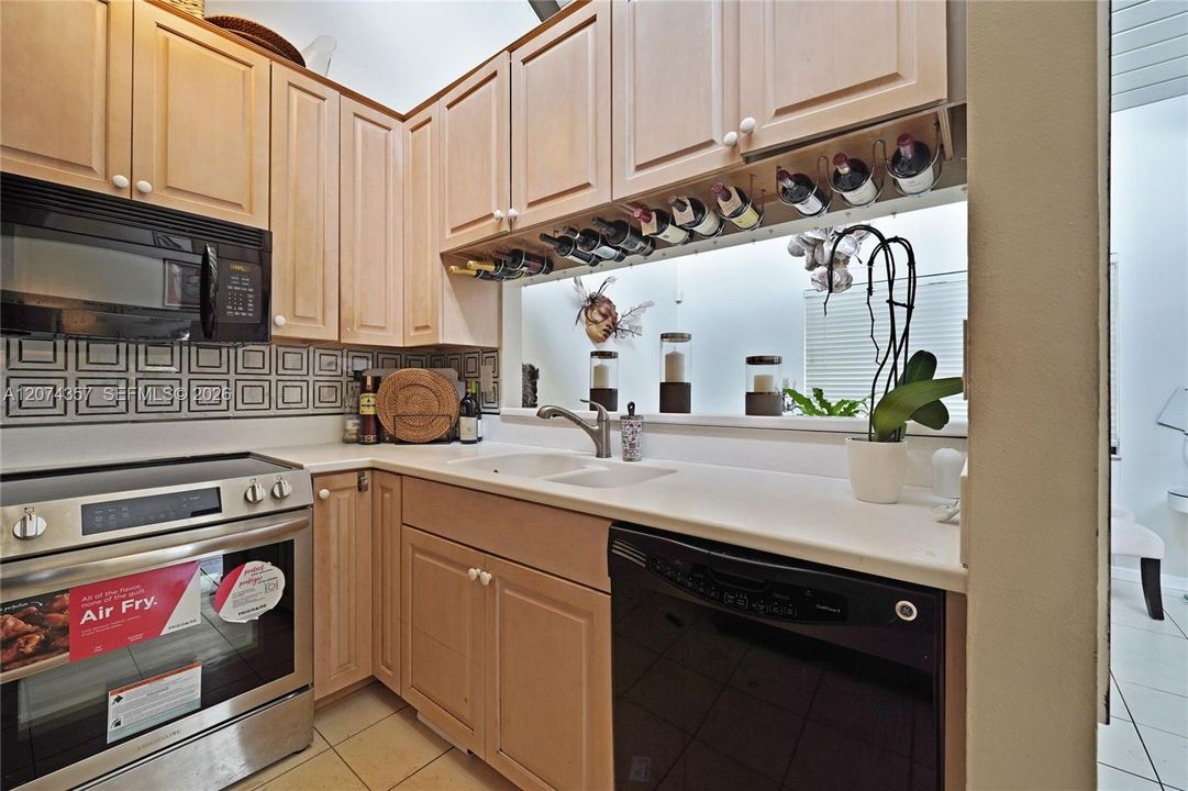 For Sale: $470,000 (2 beds, 2 baths, 915 Square Feet)