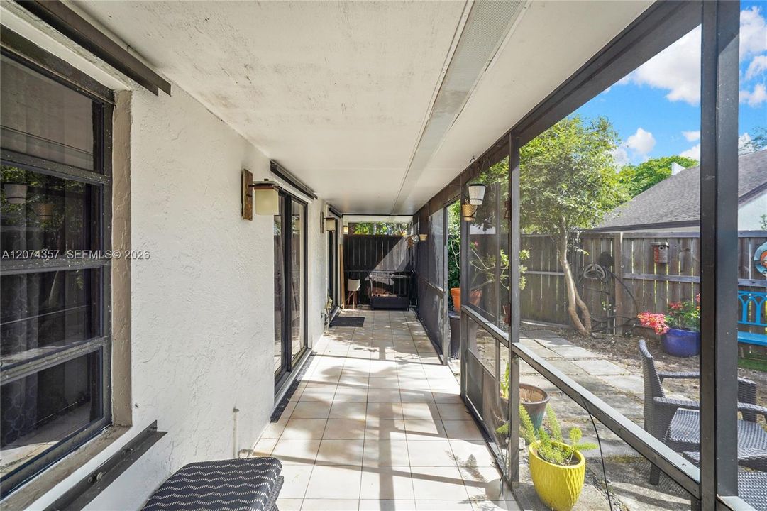 For Sale: $470,000 (2 beds, 2 baths, 915 Square Feet)