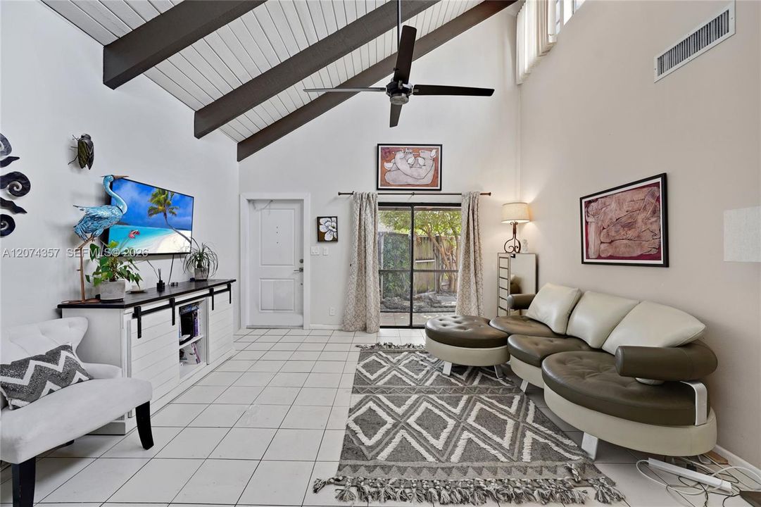 For Sale: $470,000 (2 beds, 2 baths, 915 Square Feet)