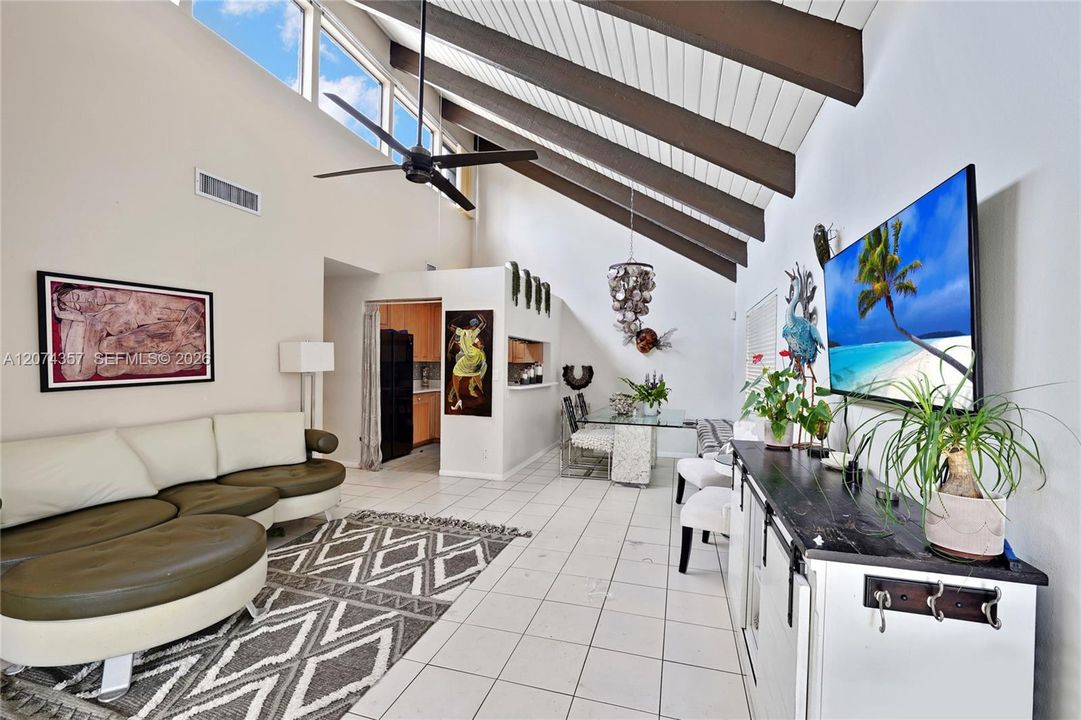 For Sale: $470,000 (2 beds, 2 baths, 915 Square Feet)