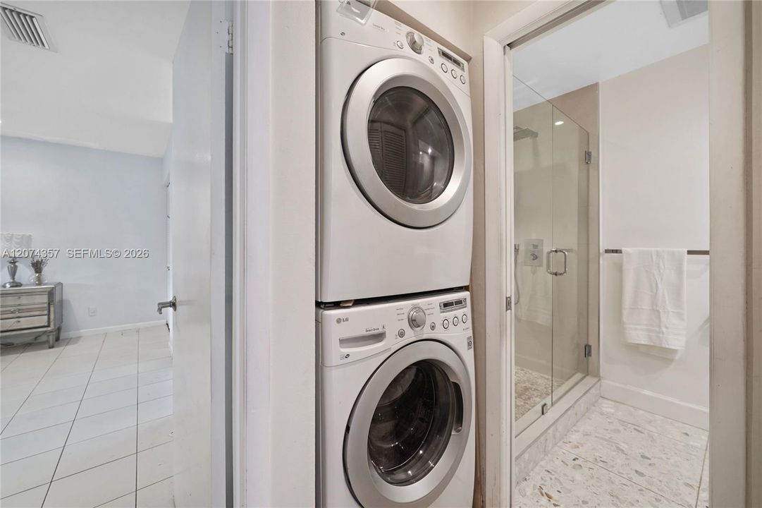 For Sale: $470,000 (2 beds, 2 baths, 915 Square Feet)