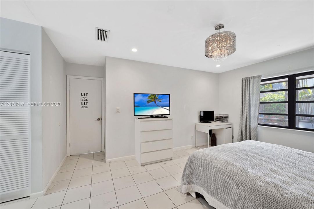 For Sale: $470,000 (2 beds, 2 baths, 915 Square Feet)
