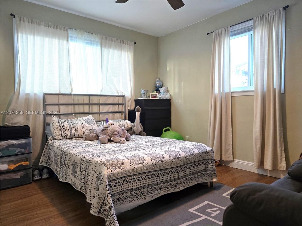 For Sale: $575,000 (3 beds, 2 baths, 1530 Square Feet)