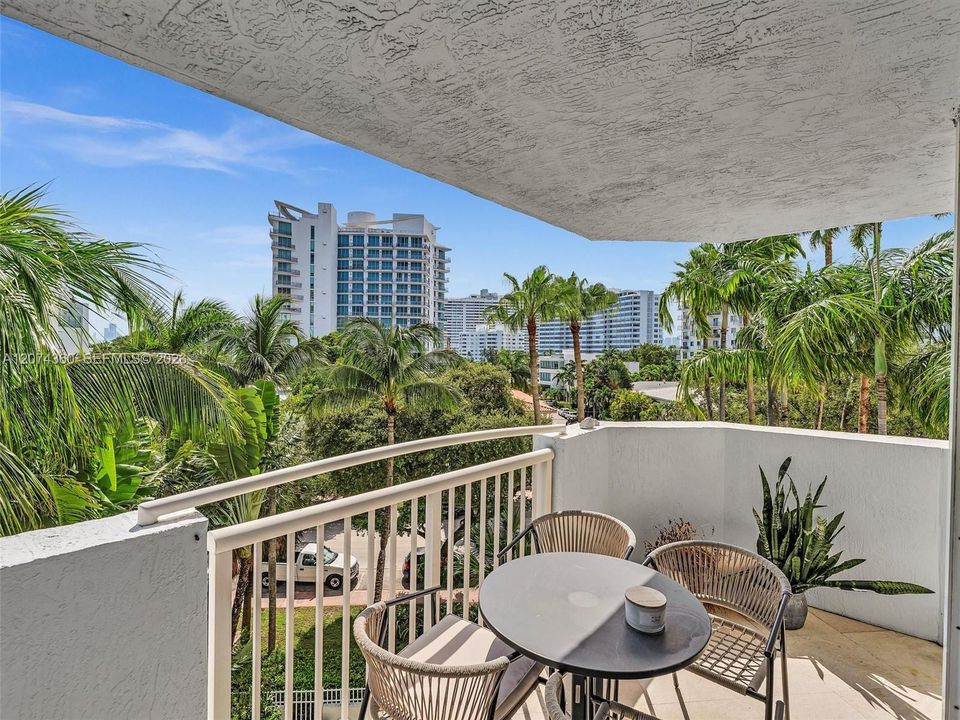 For Sale: $579,000 (2 beds, 2 baths, 950 Square Feet)